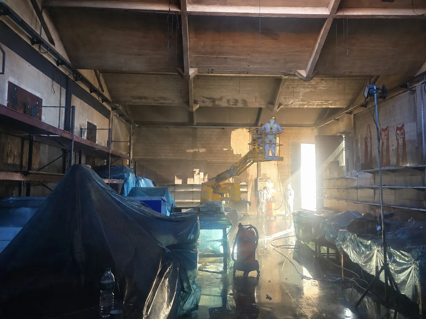 Ambiente industriale danneggiato prima dell'intervento