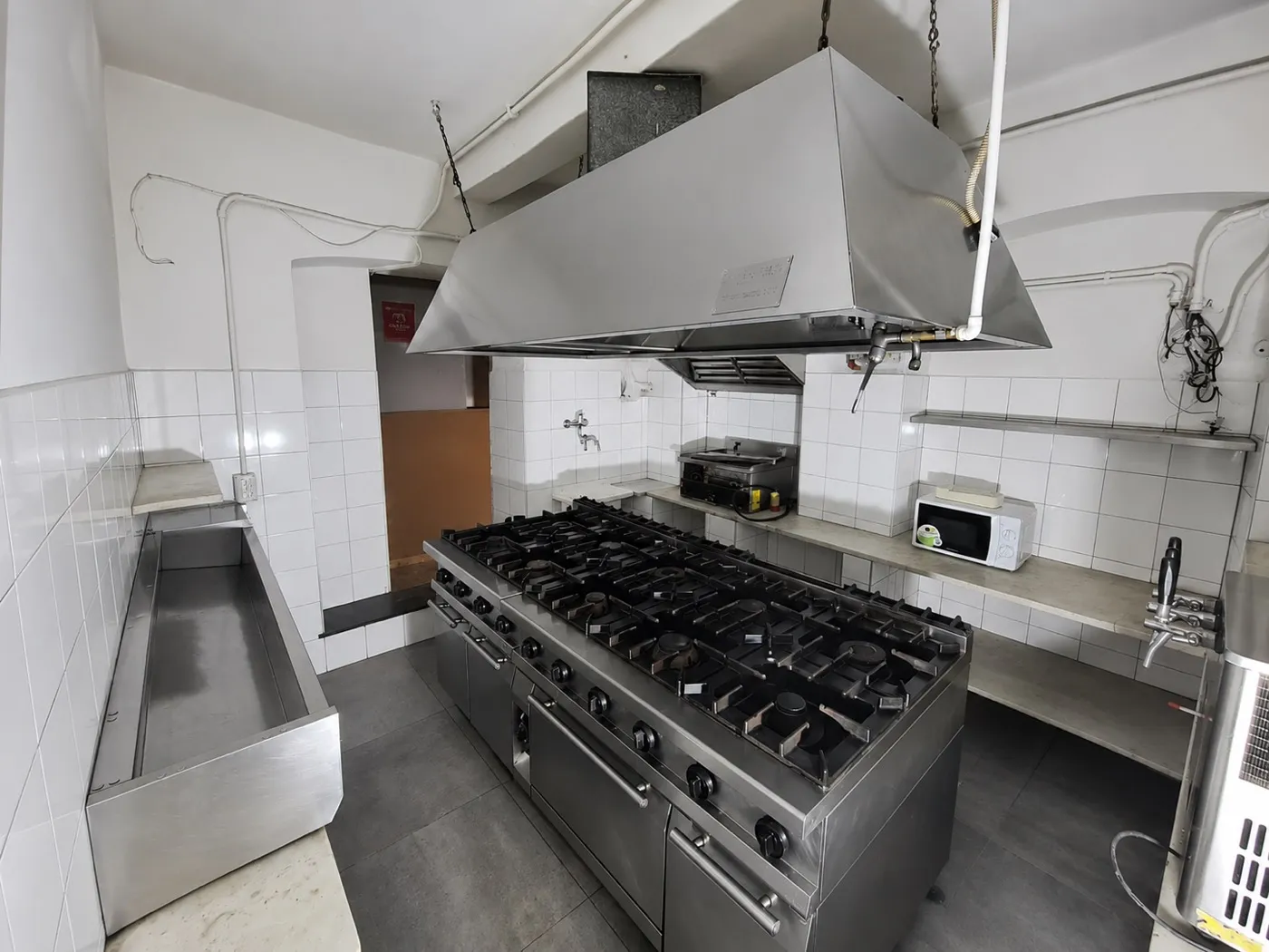 Cucina professionale bonificata e ripristinata