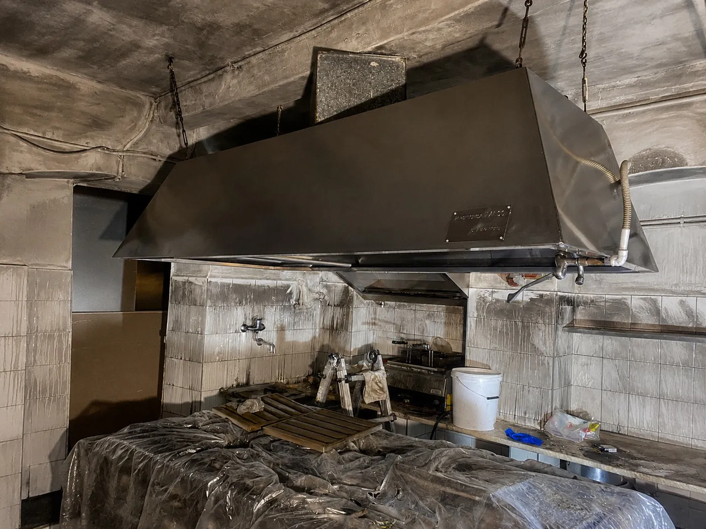 Cucina professionale annerita dal fumo dopo un incendio