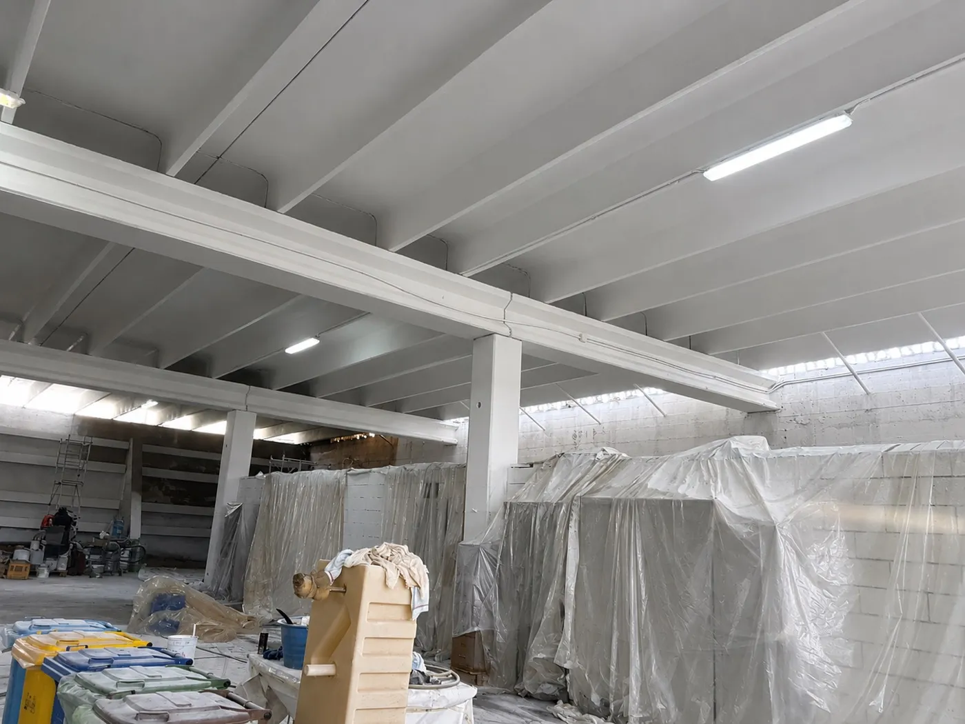 Soffitto di capannone ripristinato e tinteggiato