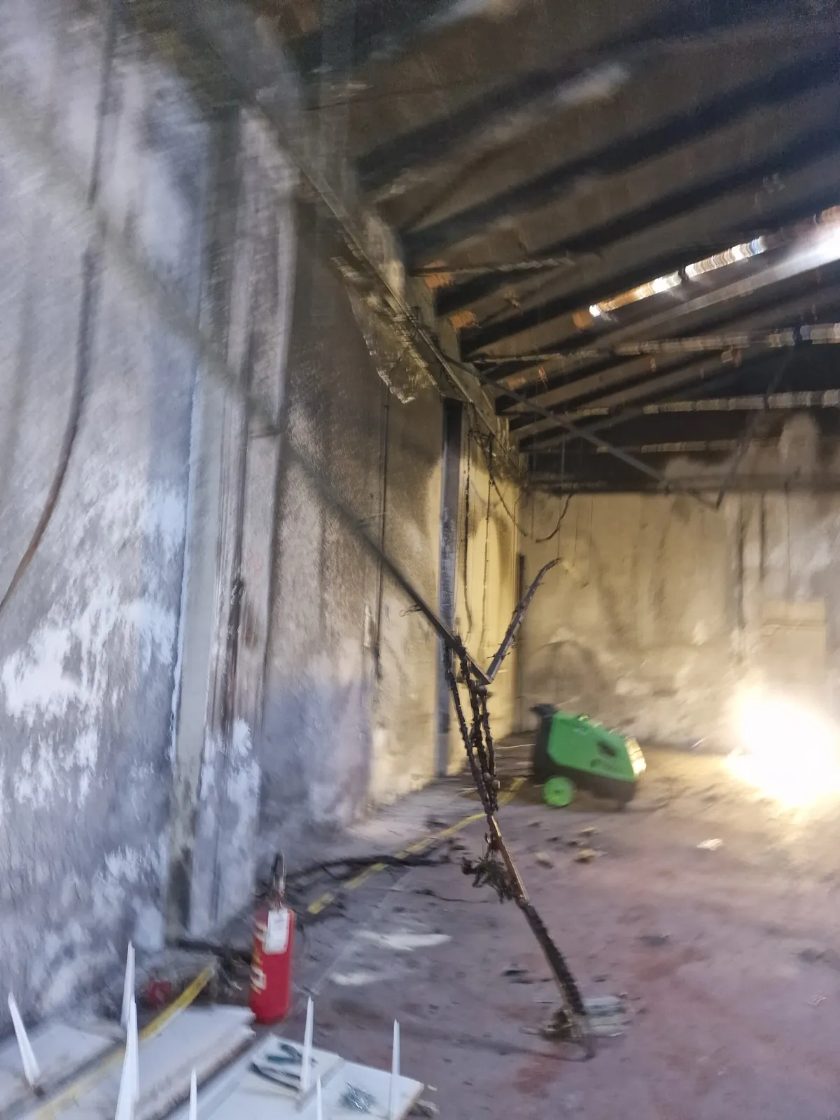 Struttura industriale annerita dopo un incendio