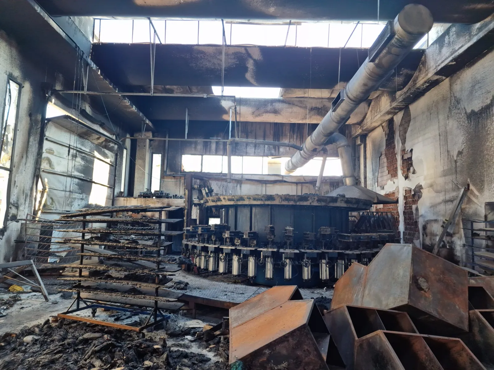 Capannone produttivo colpito da un incendio prima della bonifica