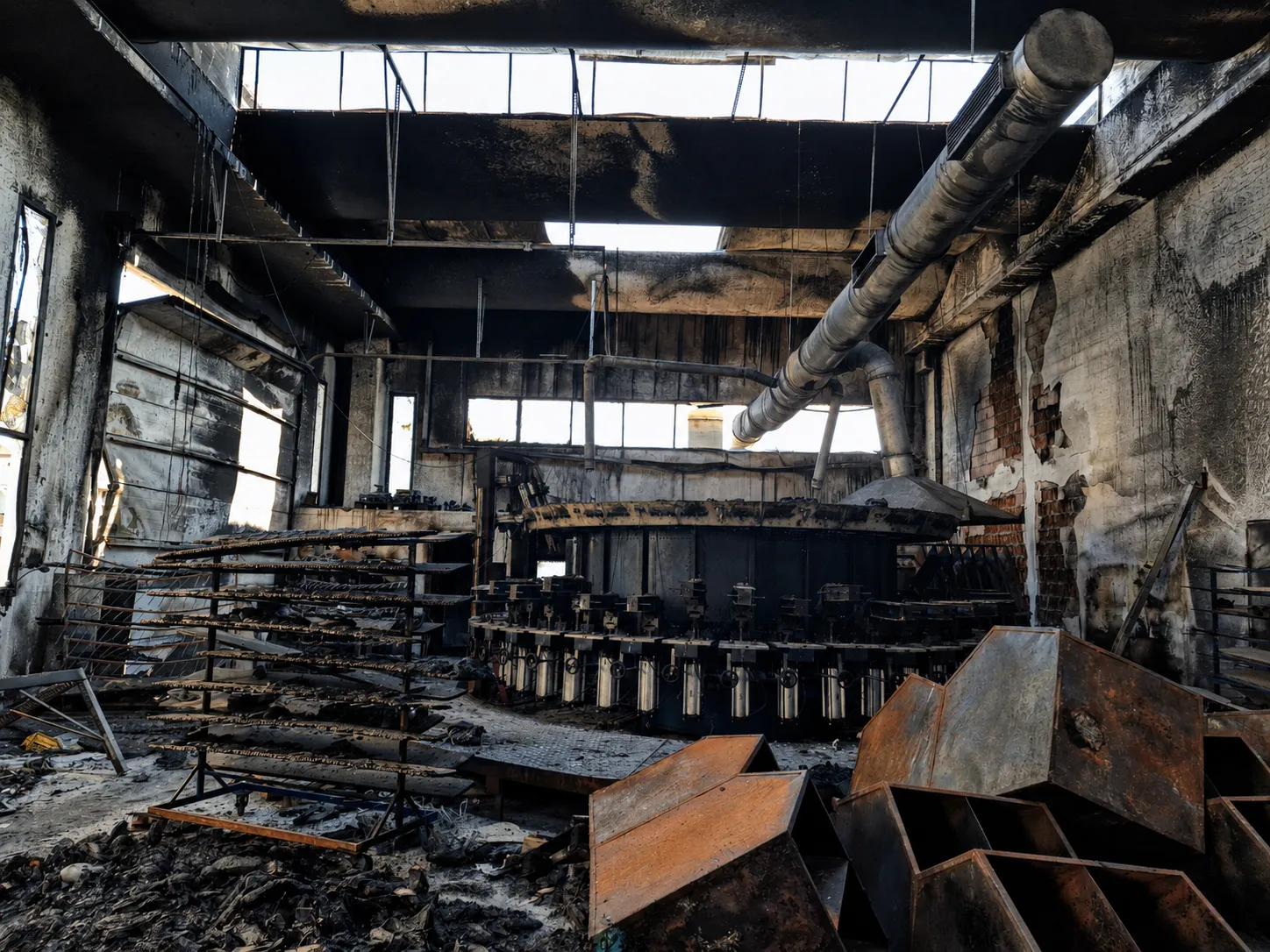 Capannone produttivo colpito da un incendio prima della bonifica
