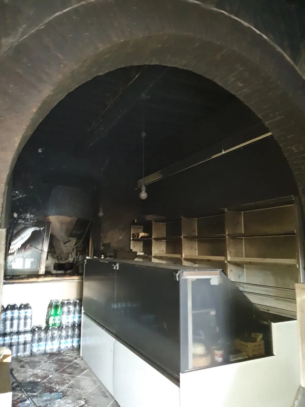 Locale commerciale danneggiato da un incendio