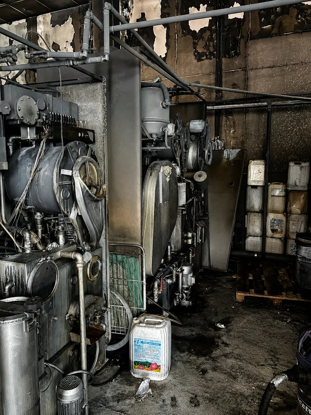 Macchinario industriale prima e dopo la bonifica