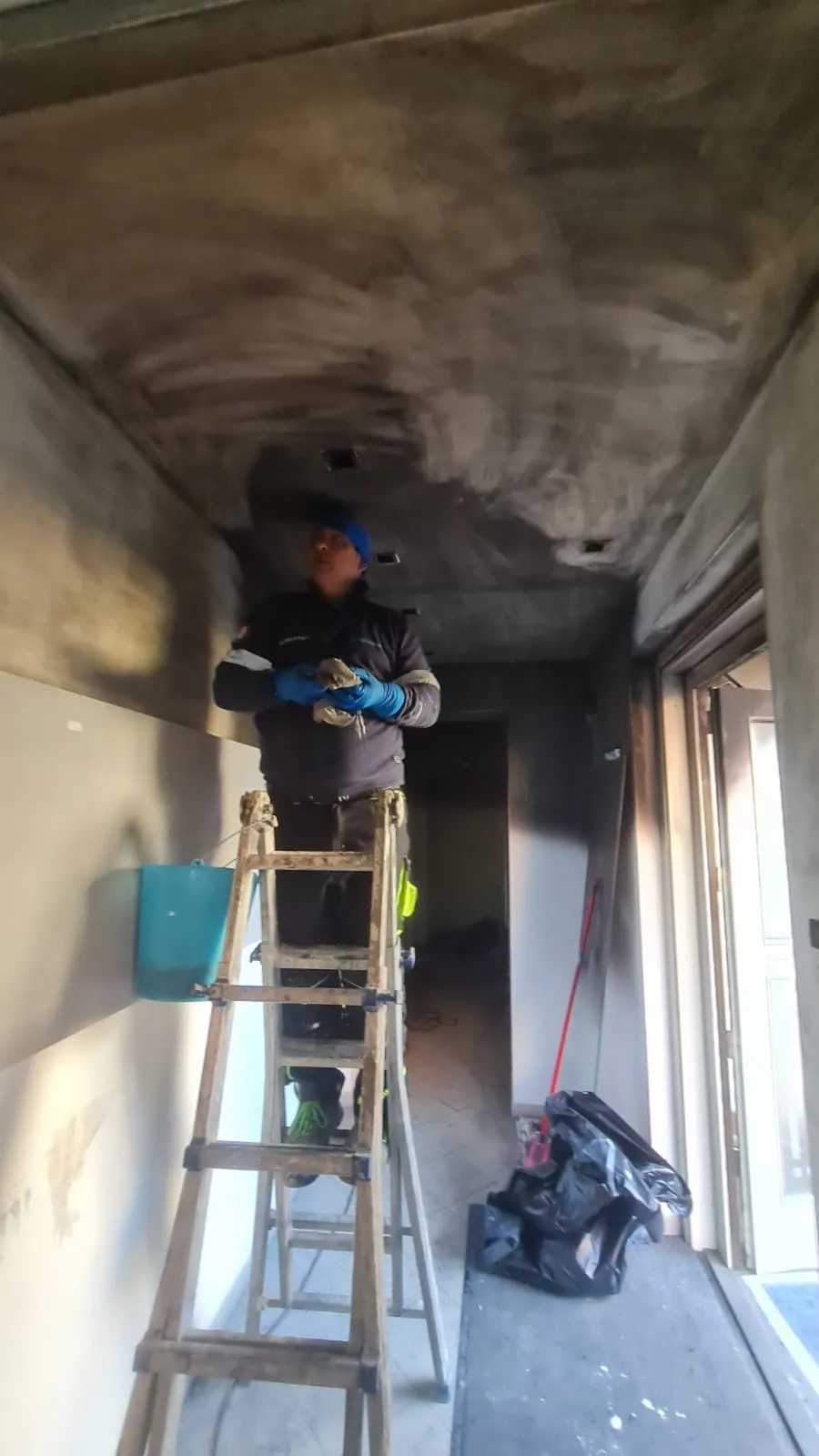 Tecnico N&A Project durante la bonifica di un ambiente dopo un incendio